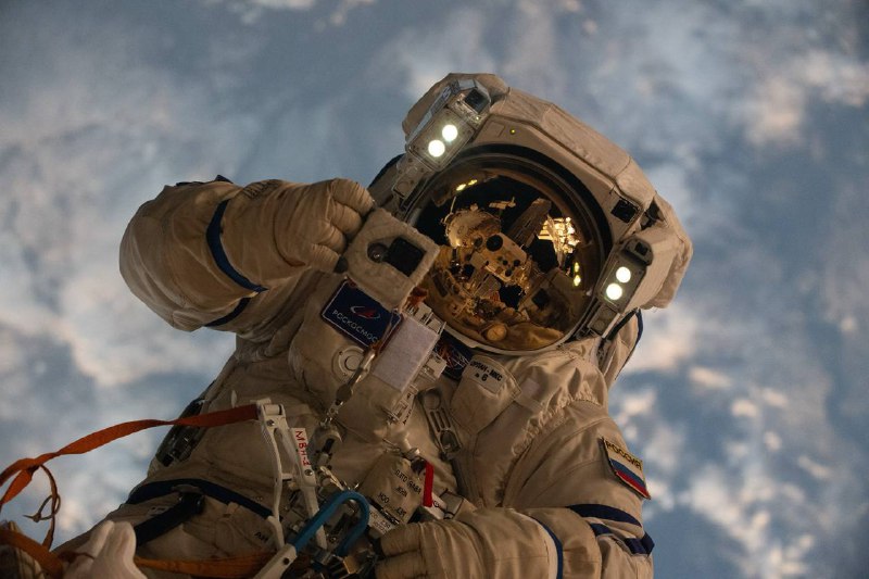 Šest hodin ve vesmíru — jedna minuta čistého úžasuRuští kosmonauti Sergey Ryzhikov a Alexe... Šest hodin ve vesmíru — jedna minuta čistého úžasuRuští kosmonauti Sergey Ryzhikov a Alexe...