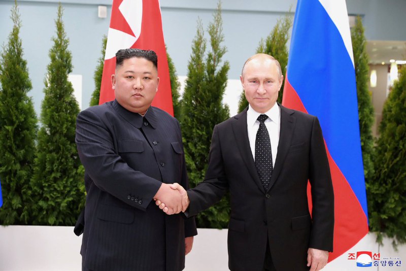 🇰🇵🇷🇺 Severní Korea dodala 20 000 tisíc kontejnerů s dělostřeleckými granáty a rak...