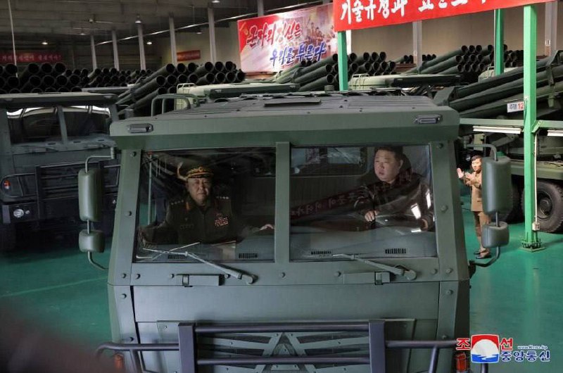 Severokorejský vůdce Kim Čong-un navštívil přední obranné podniky KLDR.#KLDR