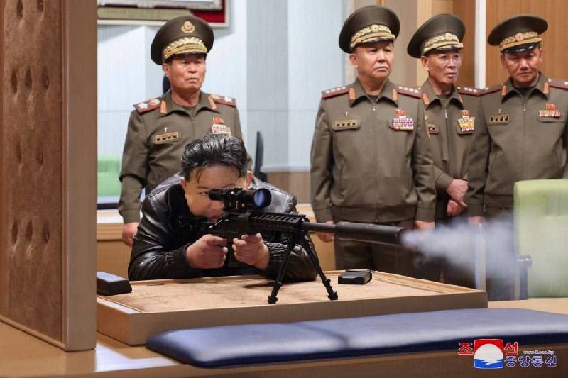 Severokorejský vůdce Kim Čong-un navštívil přední obranné podniky KLDR.#KLDR