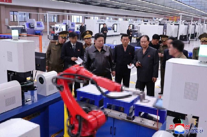 Severokorejský vůdce Kim Čong-un navštívil přední obranné podniky KLDR.#KLDR