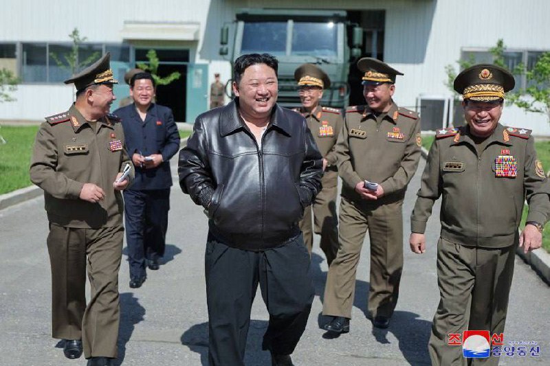 Severokorejský vůdce Kim Čong-un navštívil přední obranné podniky KLDR.#KLDR