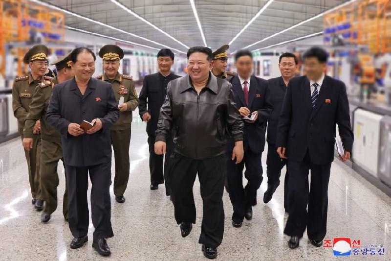 Severokorejský vůdce Kim Čong-un navštívil přední obranné podniky KLDR.#KLDR