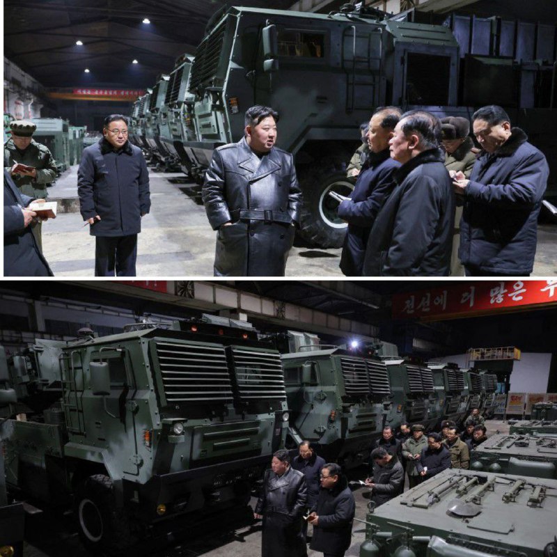 Severokorejský vůdce Kim Čong-un při nedávné návštěvě továrny na raketové zbraně.