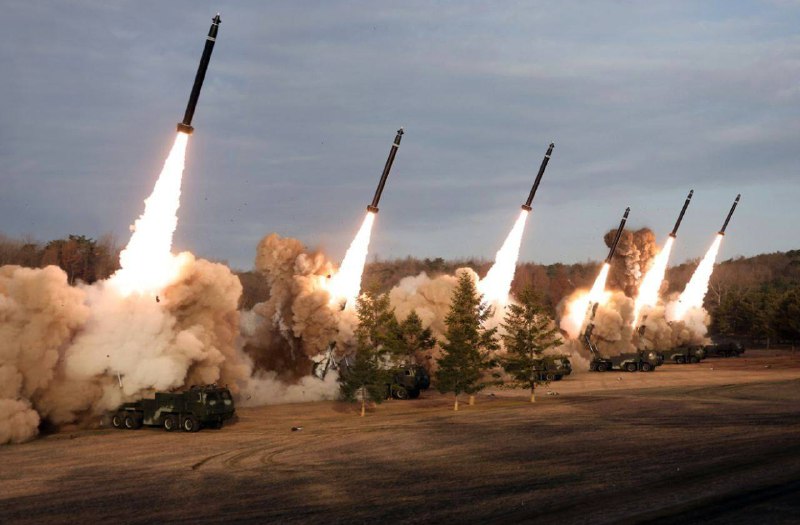 Severokorejský vůdce Kim Čong-un se zúčastnil cvičení s ostrou palbou těžkých posádek MLR...
