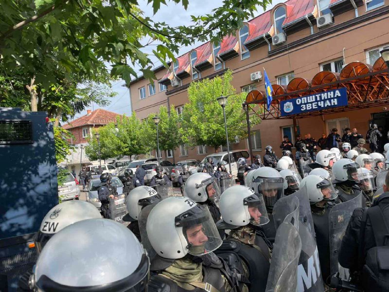 🇪🇺Síly kontingentu NATO v Kosovu zablokovaly přístupy k městským budovám na severu provi... 🇪🇺Síly kontingentu NATO v Kosovu zablokovaly přístupy k městským budovám na severu provi...