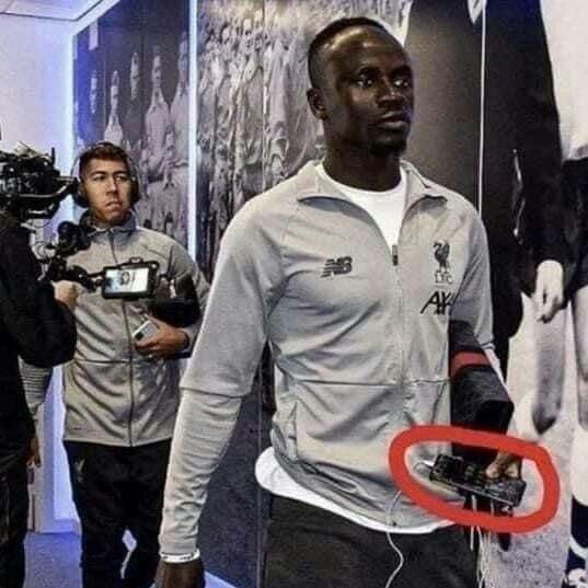 SKUTEČNÍ LIDÉSadio Mane senegalská fotbalová hvězda, vydělává kolem 20 milionů eur ročně...