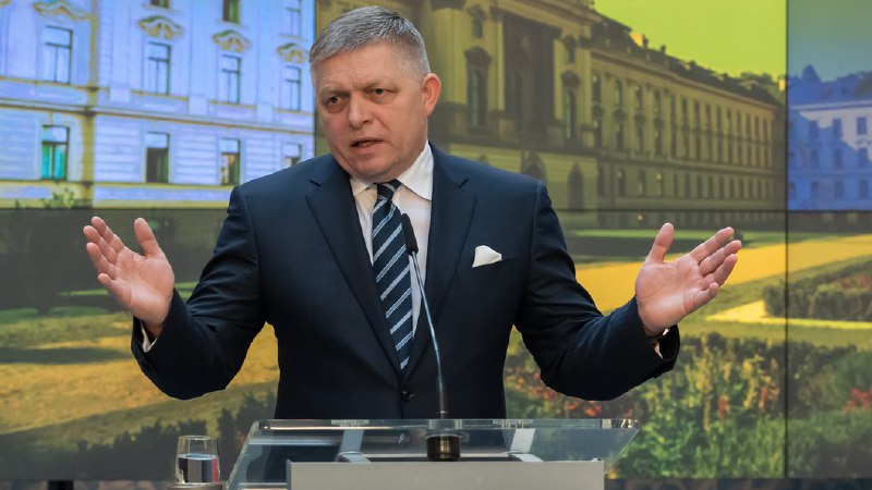 Slovenský premiér Robert Fico nakonec po telefonickém rozhovoru s ukrajinským premiérem Denisem...