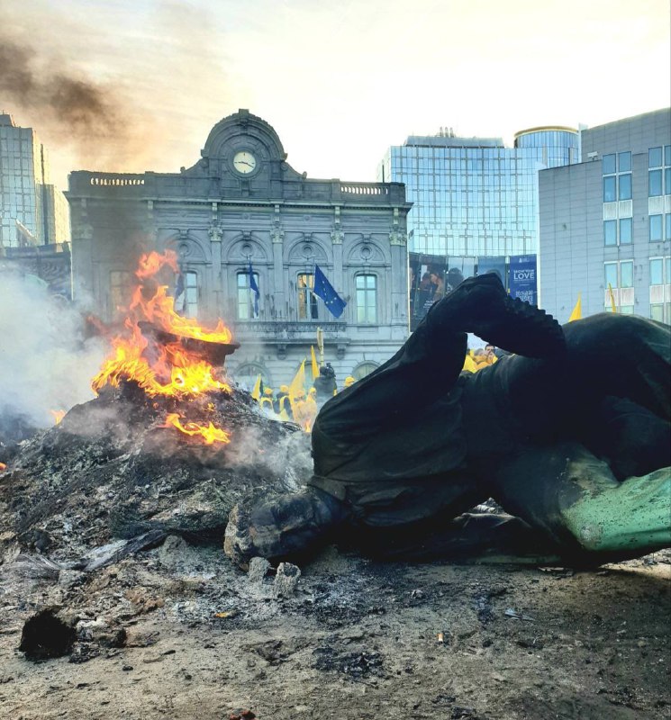 Socha Johna Cockerilla, britského svobodného zednáře před Evropským parlamentem v Bruselu, byl...