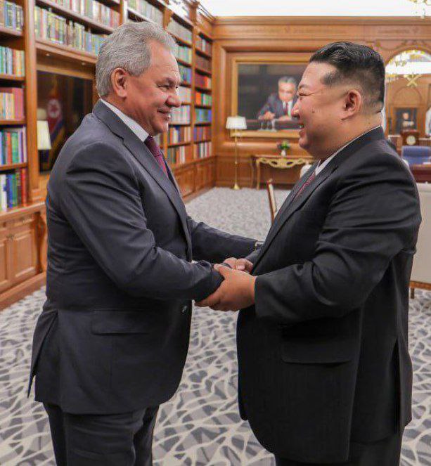 Šojgu přijel do Pchjongjangu na Putinův pokynŠojgu se setkal se severokorejským vůdcem Kim Čo...