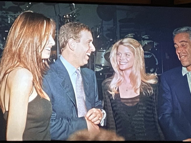 Společnost přátel na dovolené, 2000. Zprava doleva: pedofil Jeffrey Epstein, finanční poradkyn...