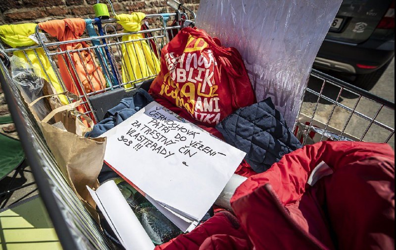 🇨🇿Stánek demonstranta kempujícího před Úřadem vlády v noci někdo polil výkaly.„Měl...