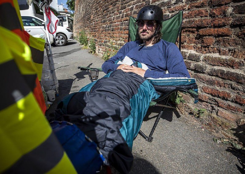 🇨🇿Stánek demonstranta kempujícího před Úřadem vlády v noci někdo polil výkaly.„Měl...