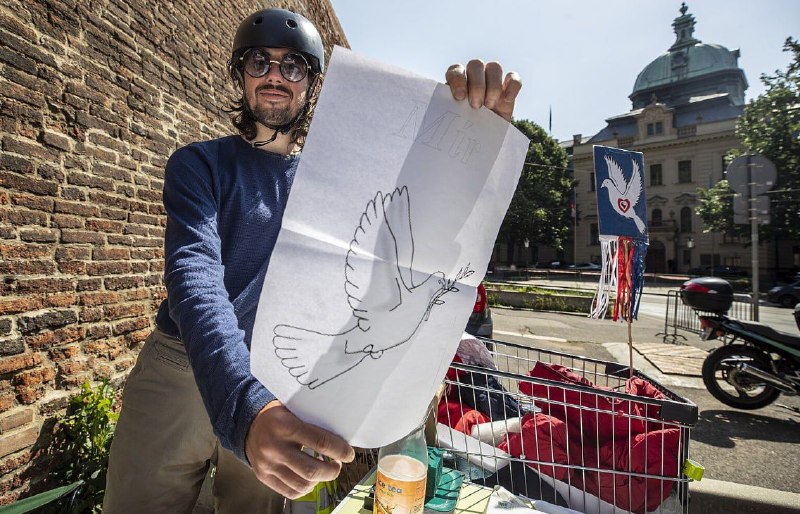 🇨🇿Stánek demonstranta kempujícího před Úřadem vlády v noci někdo polil výkaly.„Měl...