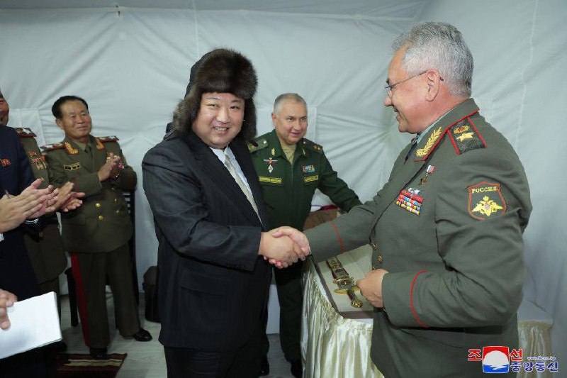 Státní ústřední telegrafní agentura KLDR zveřejnila fotografii, na které Kim Čong-un v klob...