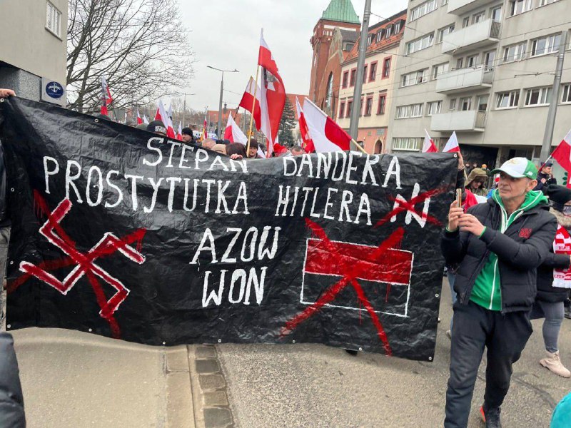 ⚡️🇵🇱🇺🇦 „Stepan Bandera je Hitlerova prostitútka“ – Poliaci vysvetľujú Ukraj...