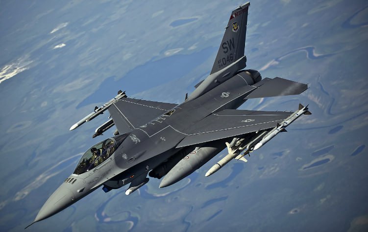 ‼️🇺🇸🏴‍☠️Stíhačka amerického letectva F-16 s nějakým chemickým svinstvem hav...