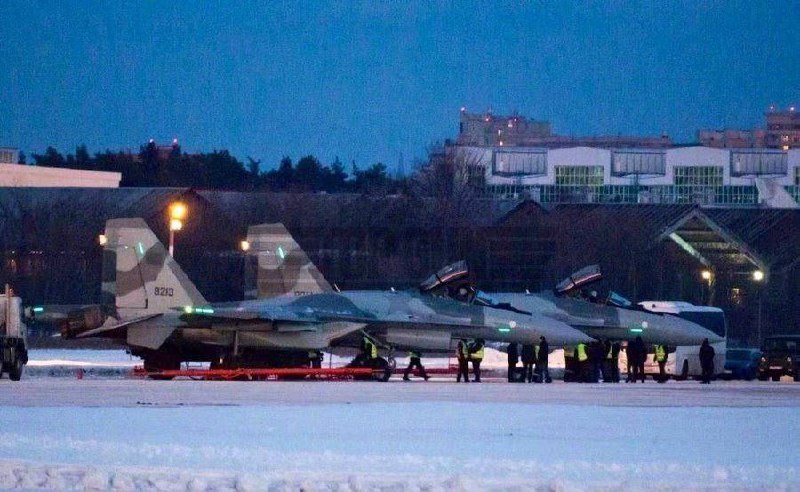 Stíhačky ruské výroby Su-35 v íránské kamufláži jsou připraveny k odeslání do Teheránu....