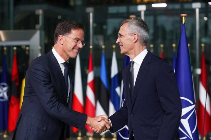 Stoltenberg oficiálně převedl pravomoci generálního tajemníka NATO na Marka Rutteho. Trasy: Uk...