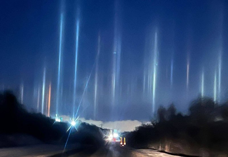 SVĚTELNÉ SLOUPY V RUSKUV blízkosti Murmanské oblasti došlo 19. listopadu 2023 k masivní erupci...