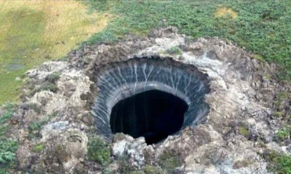 Tajemný kráter Yamalo-NěnecSibiřV roce 2014 byla v Jamalsko-něneckém autonomním okruhu objeve...