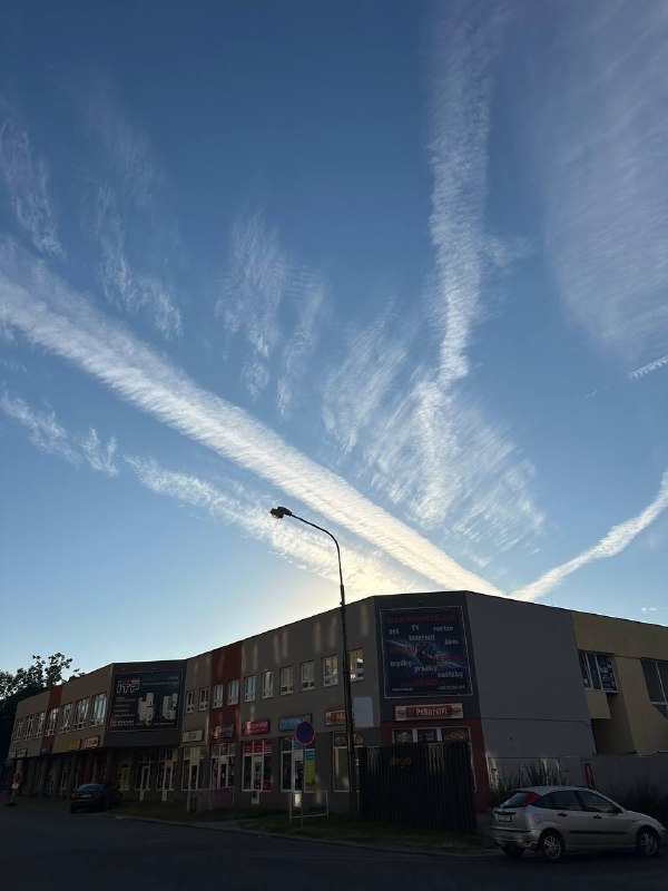 ✈️🥲🇨🇿 Tak jsme zpět v Česku a obloha jeden velký bordel chemtrails ❗️Víte pokud... ✈️🥲🇨🇿 Tak jsme zpět v Česku a obloha jeden velký bordel chemtrails ❗️Víte pokud...