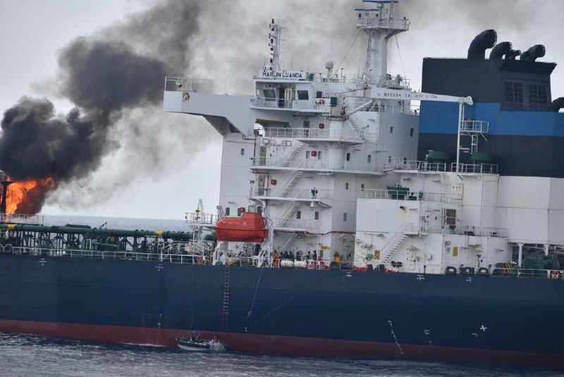 Tanker Marlin Luanda hořící v Adenském zálivu poté, co byl zasažen protilodní střelou Houth...