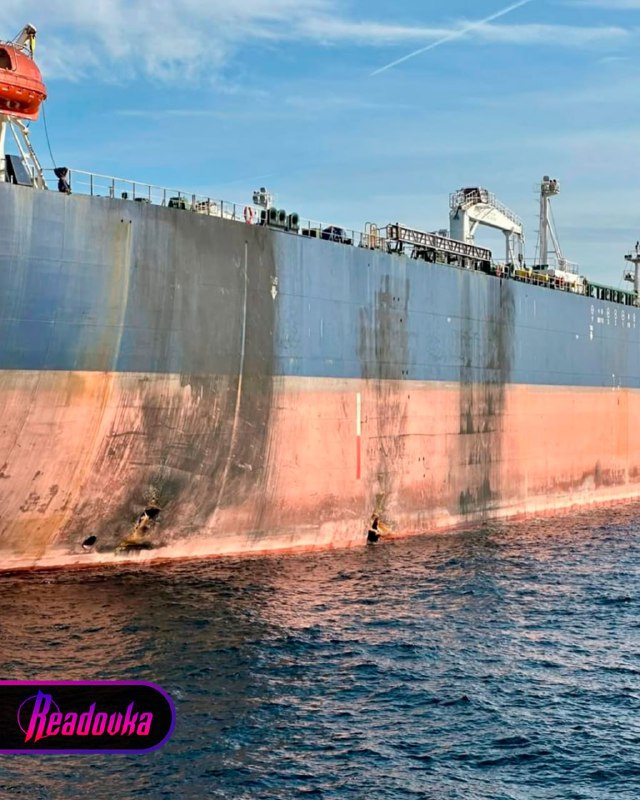 Tankery napadené jsou taženy k tureckým břehům — média zveřejňují fotografie poškozenýc...