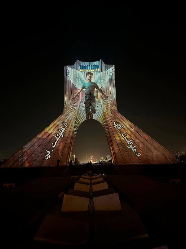 🇮🇷 Teheránská věž Azadi rozsvítila svá světla na projev podpory palestinskému liduPři...