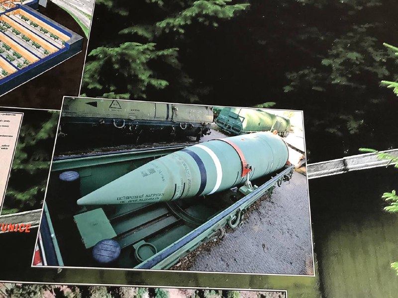 Ti idioti ve vládě si myslí, že v případě atomové války budou sedět v krytu a přežijí, ...