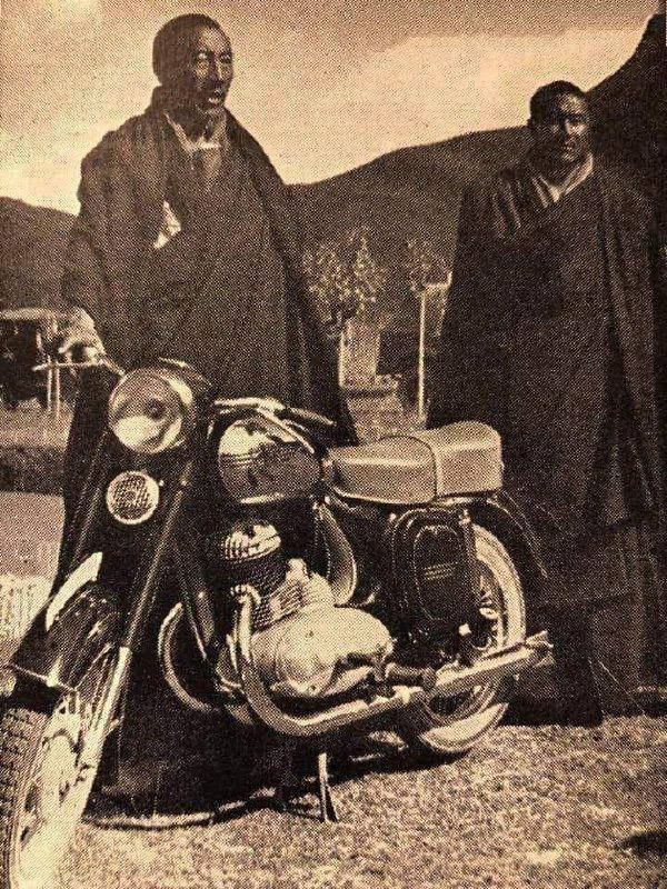 Tibetští mniši s československým motocyklem Jawa 250 v roce 1956.