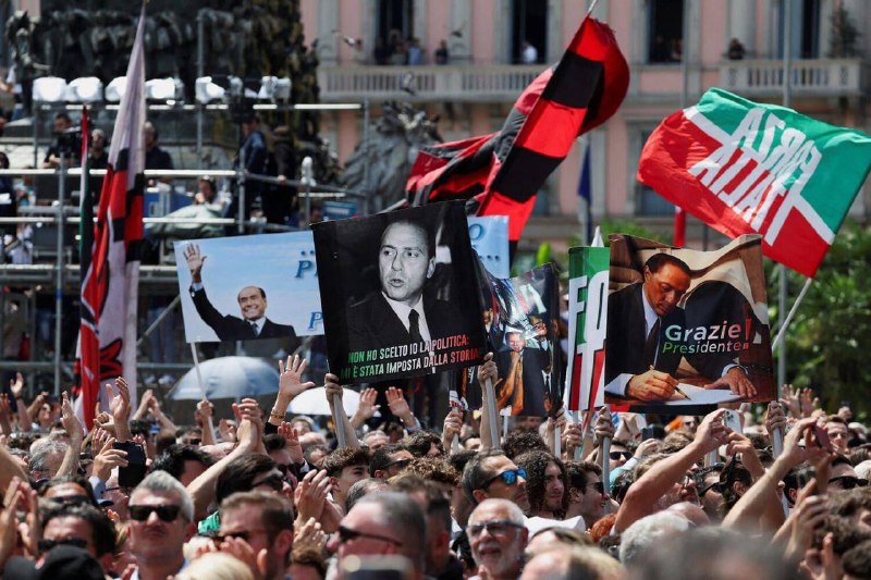 🇮🇹Tisíce lidí se přišli rozloučit se Silviem Berlusconim v Miláně. Bývalý italský pr...