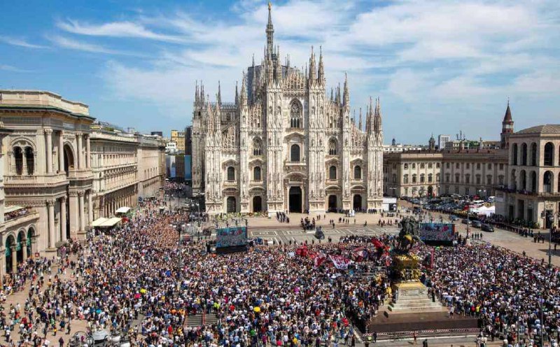 🇮🇹Tisíce lidí se přišli rozloučit se Silviem Berlusconim v Miláně. Bývalý italský pr...