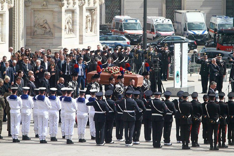 🇮🇹Tisíce lidí se přišli rozloučit se Silviem Berlusconim v Miláně. Bývalý italský pr...