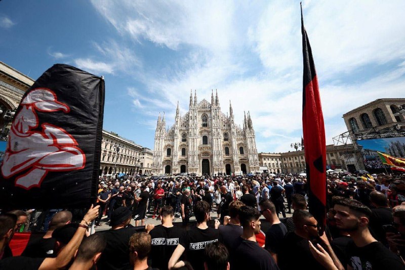 🇮🇹Tisíce lidí se přišli rozloučit se Silviem Berlusconim v Miláně. Bývalý italský pr...