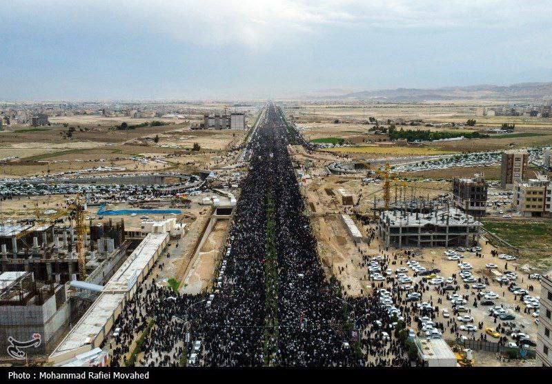 🇮🇷Tisíce lidí se účastní pohřebního průvodu íránského prezidenta Ebrahima Raisiho v...