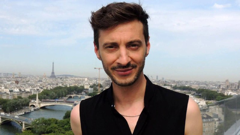 Tohle je👆Thomas Jolly...umělecký ředitel zahajovacího a závěrečného ceremoniálu olympijs...