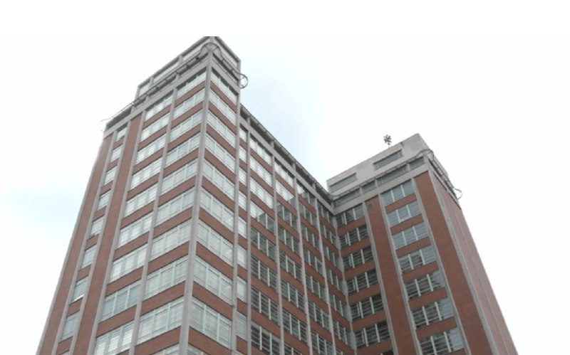 🇨🇿Tragédie ve Zlíně: Z Baťova mrakodrapu skočil mladý muž.Přivolaní záchranáři se ...