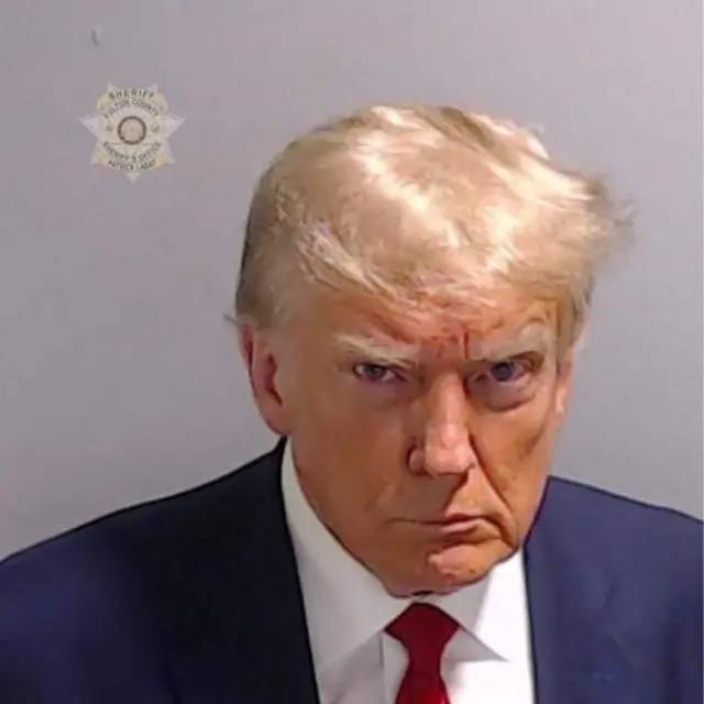 Trump právě podepsal výnos o okamžitém uplatnění trestu smrti bez možnosti milosti pro vraha...
