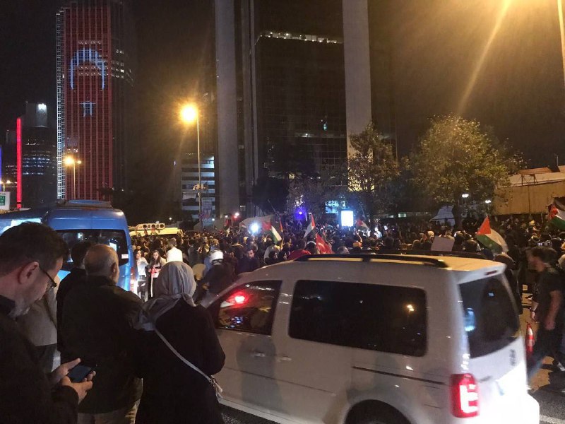 🇹🇷 TURECKO zažívá pogromy!  Starbucks a další americké podniky byly napadeny, proto?...