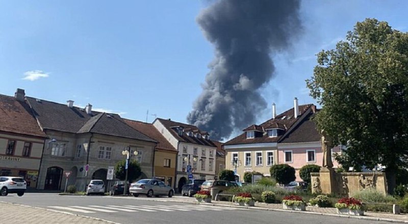 🇨🇿U D5 v Žebráku na Berounsku hoří průmyslová hala.Hasiči vyhlásili druhý stupeň po?...