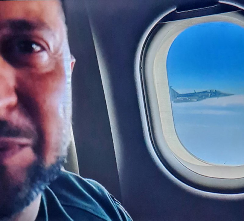 🇺🇦❤️🇨🇿Ukrajinský prezident se vyfotil s jednou Českou stíhačkou. 🇺🇦❤️🇨🇿Ukrajinský prezident se vyfotil s jednou Českou stíhačkou.