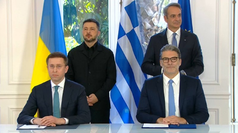 Ukrajinský prezident Volodymyr Zelenskyj a řecký premiér Kyriakos Mitsotakis podepsali memorandu...