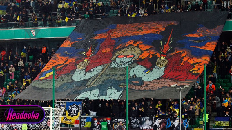Ukrajinští fanoušci vyvěsili transparent s hořícím Kremlem na zápas proti Islandu V závěre...