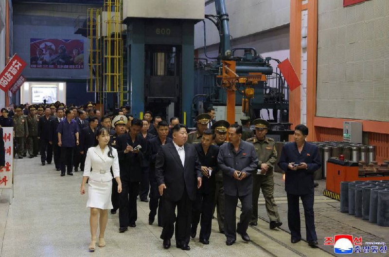 🇰🇵 Uprostřed války na Blízkém východě navštívil Kim Čong-un muniční továrnu a pož...