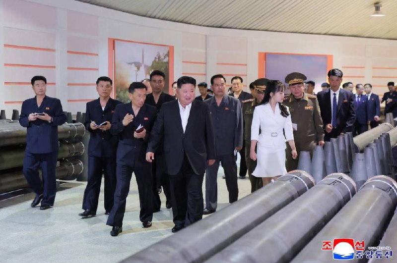 🇰🇵 Uprostřed války na Blízkém východě navštívil Kim Čong-un muniční továrnu a pož...