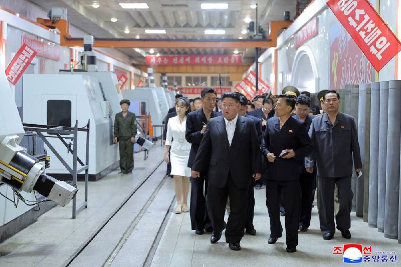 🇰🇵 Uprostřed války na Blízkém východě navštívil Kim Čong-un muniční továrnu a pož...