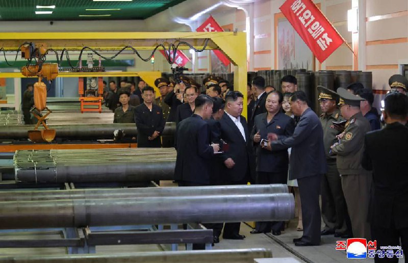 🇰🇵 Uprostřed války na Blízkém východě navštívil Kim Čong-un muniční továrnu a pož...
