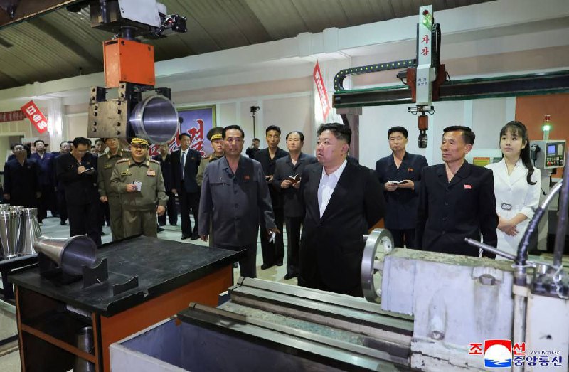 🇰🇵 Uprostřed války na Blízkém východě navštívil Kim Čong-un muniční továrnu a pož...