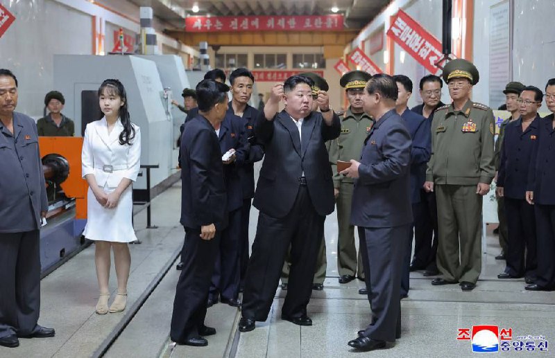 🇰🇵 Uprostřed války na Blízkém východě navštívil Kim Čong-un muniční továrnu a pož...
